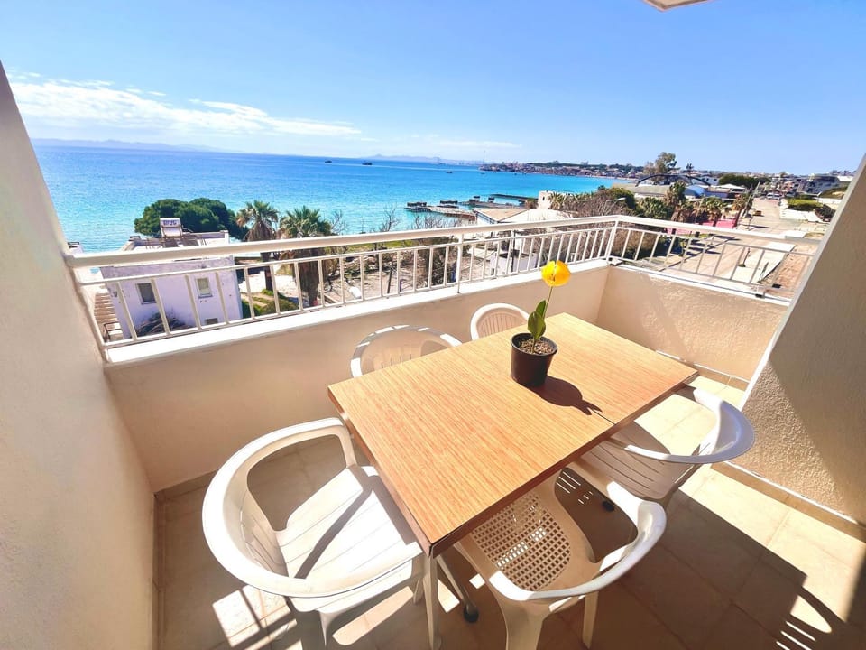 Day, Natural landscape, View (from property/room), Balcony/Terrace, Seating area, Dining area, Beach, Sea view