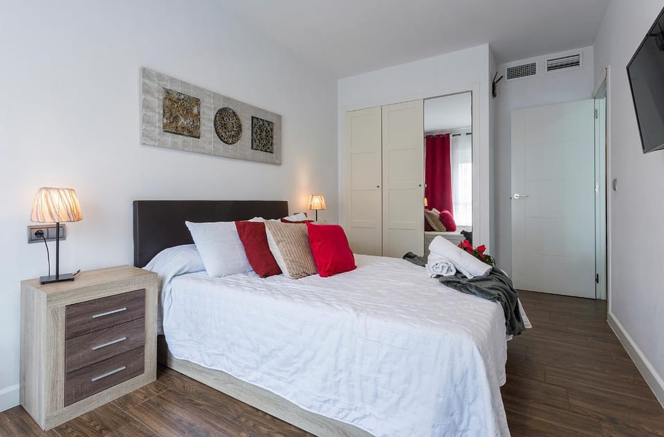 Photo of the whole room, Bedroom, wardrobe