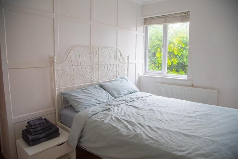 Large Modern Flat, Good Transport, Family Friendly Apartment in London Borough of Ealing