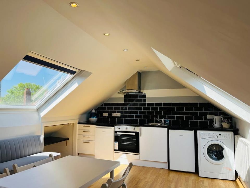 Large Modern Flat, Good Transport, Family Friendly Apartment in London Borough of Ealing