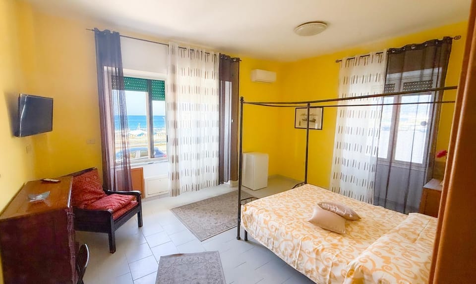 Bed, Living room, Photo of the whole room, Bedroom, wardrobe