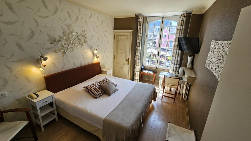 Bed, TV and multimedia, Photo of the whole room, Bedroom