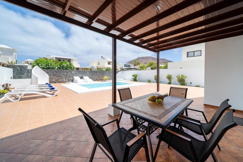 Balcony/Terrace, Pool view, Swimming pool, sunbed