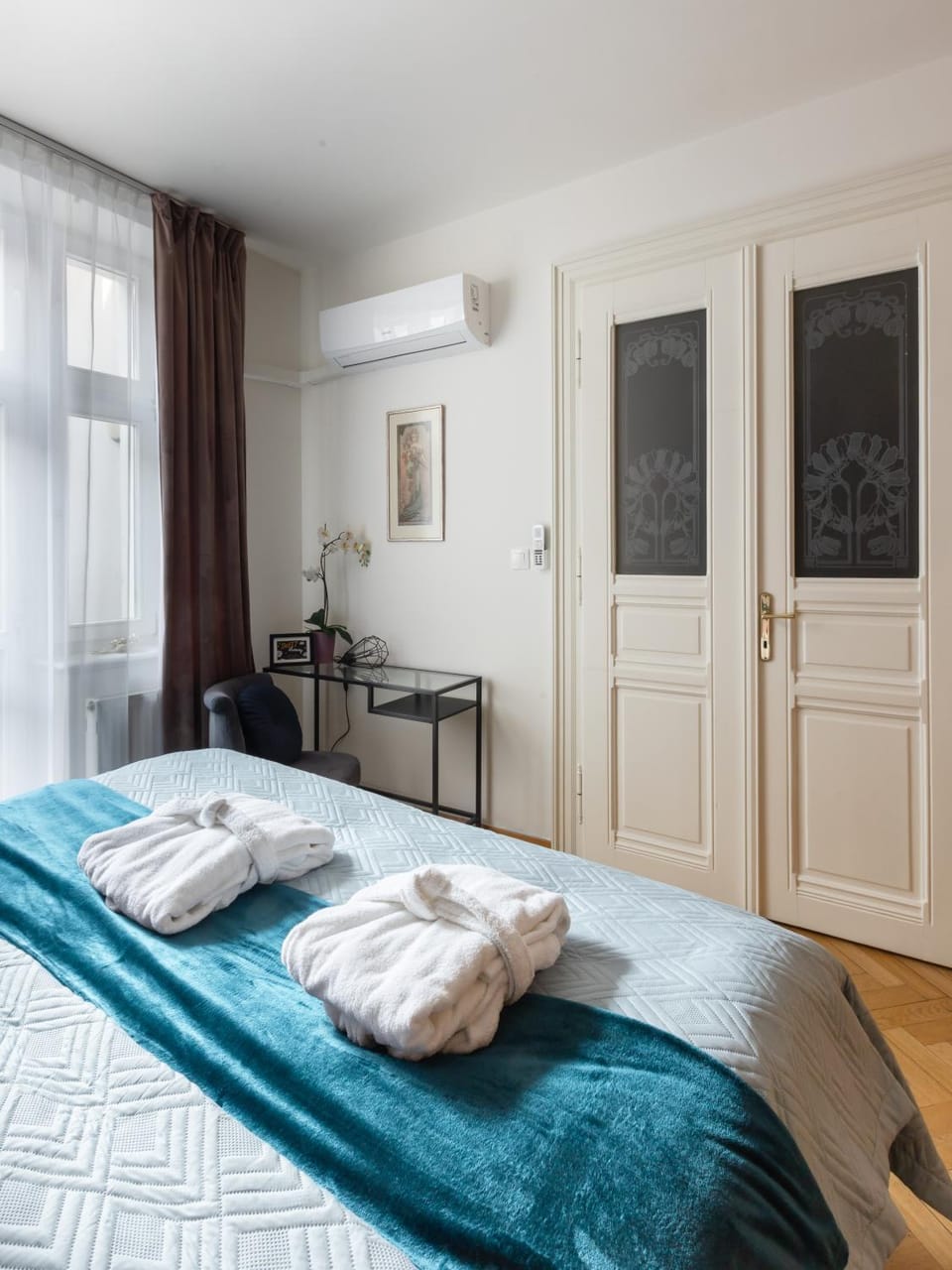 Bed, Photo of the whole room, Bedroom, towels, air conditioner