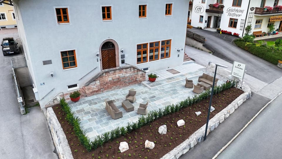Property building, Day, Balcony/Terrace