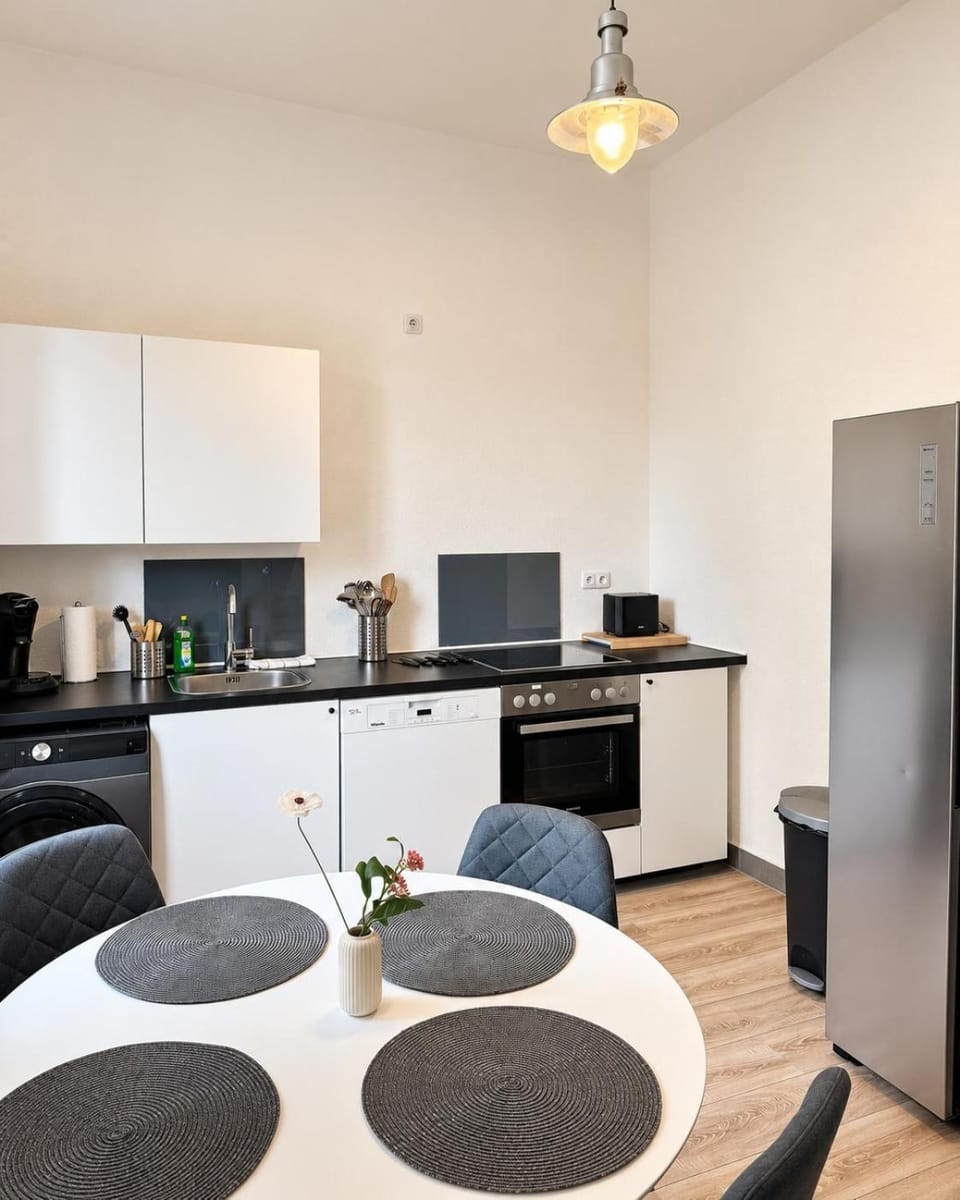 Coffee/tea facilities, Kitchen or kitchenette, Dining area, dishwasher, oven, stove, toaster