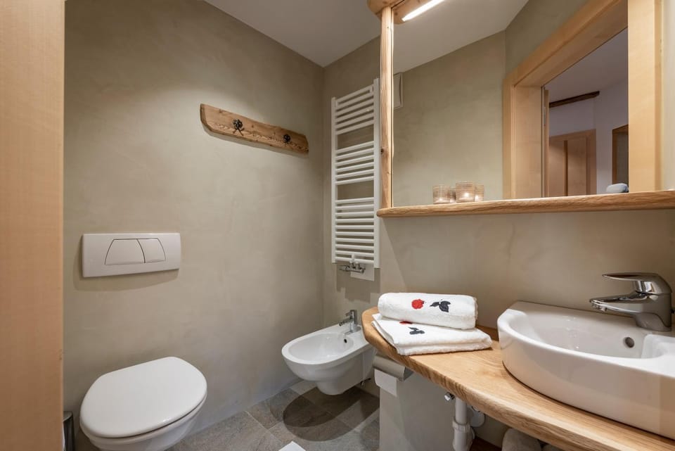 Bathroom, Living room