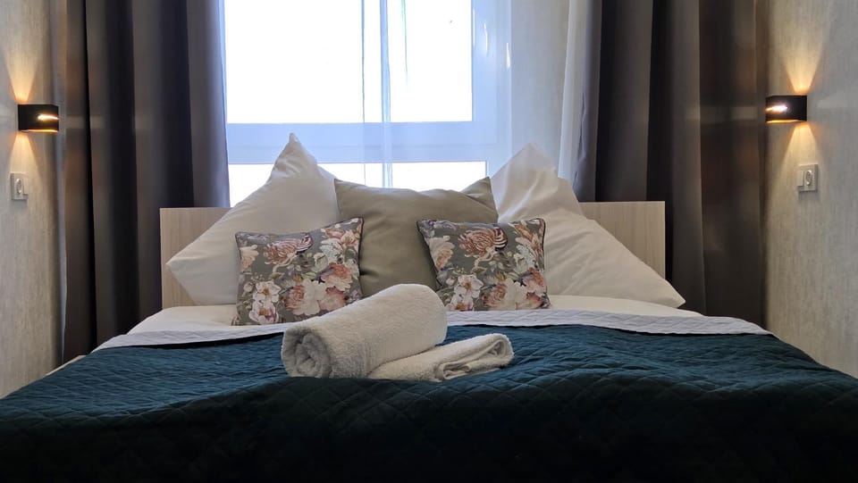 Bed, Photo of the whole room, Bedroom, towels