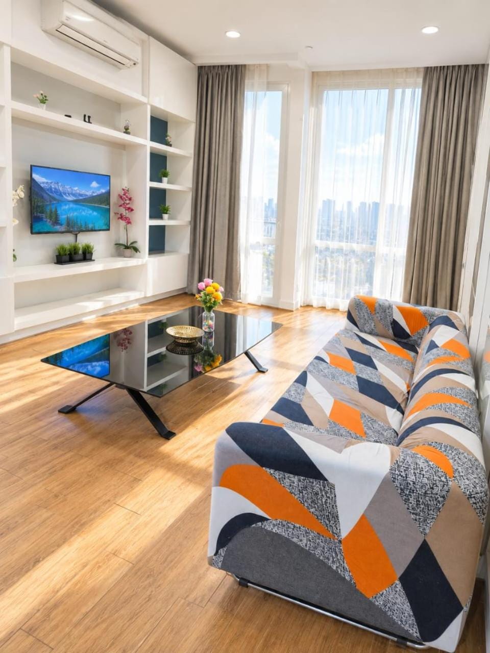 TV and multimedia, Living room, Seating area, Evening entertainment, air conditioner