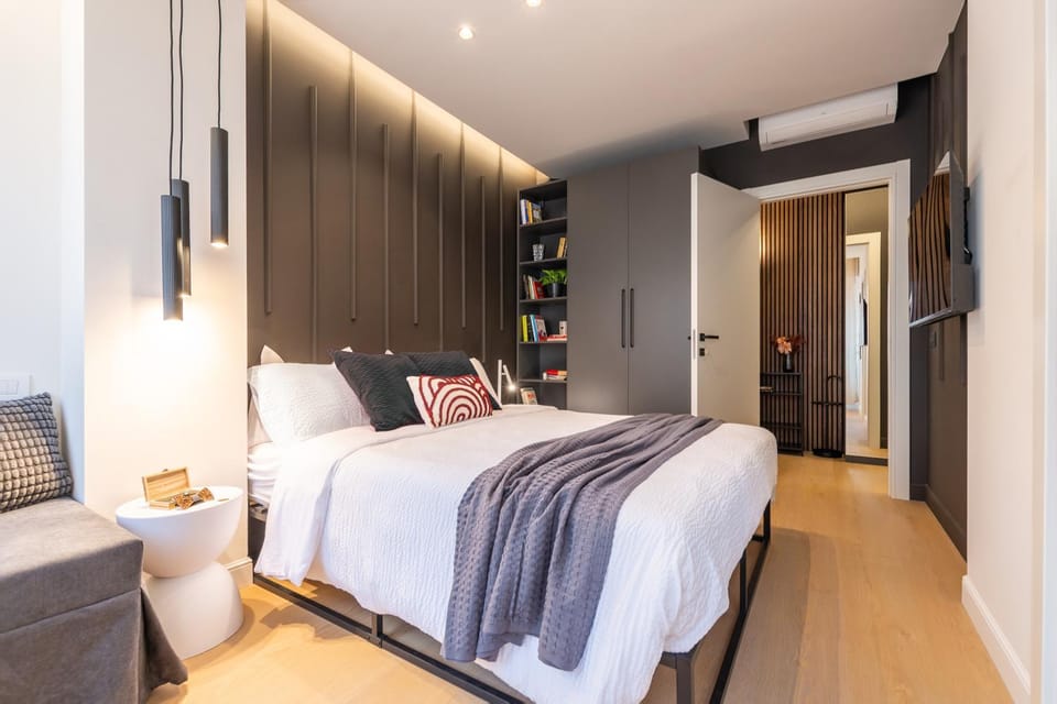 Bed, TV and multimedia, Photo of the whole room, Bedroom, towels, wardrobe