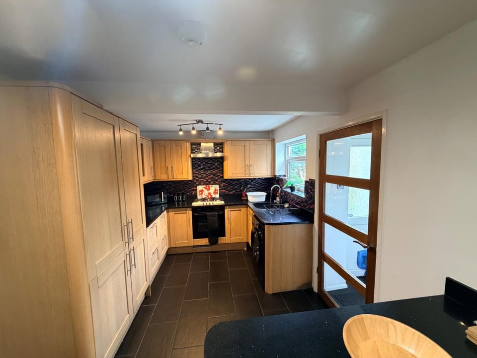 Blissful Retreat - 4 Bedroomed House House in Bridgend