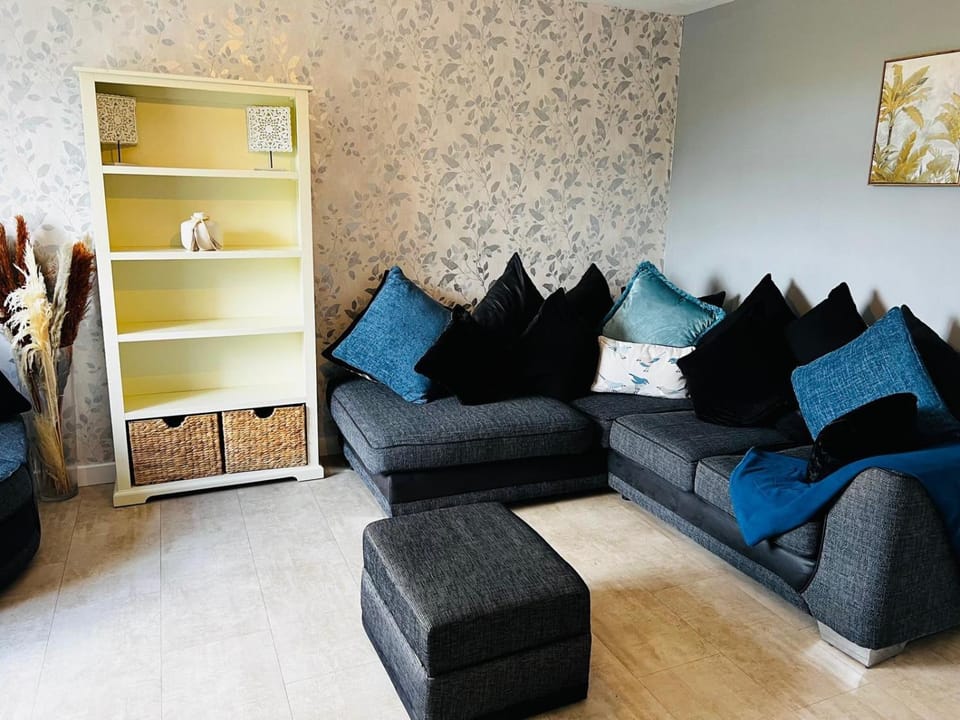 Spacious 4 Bedroom House parking wifi House in Bridgend