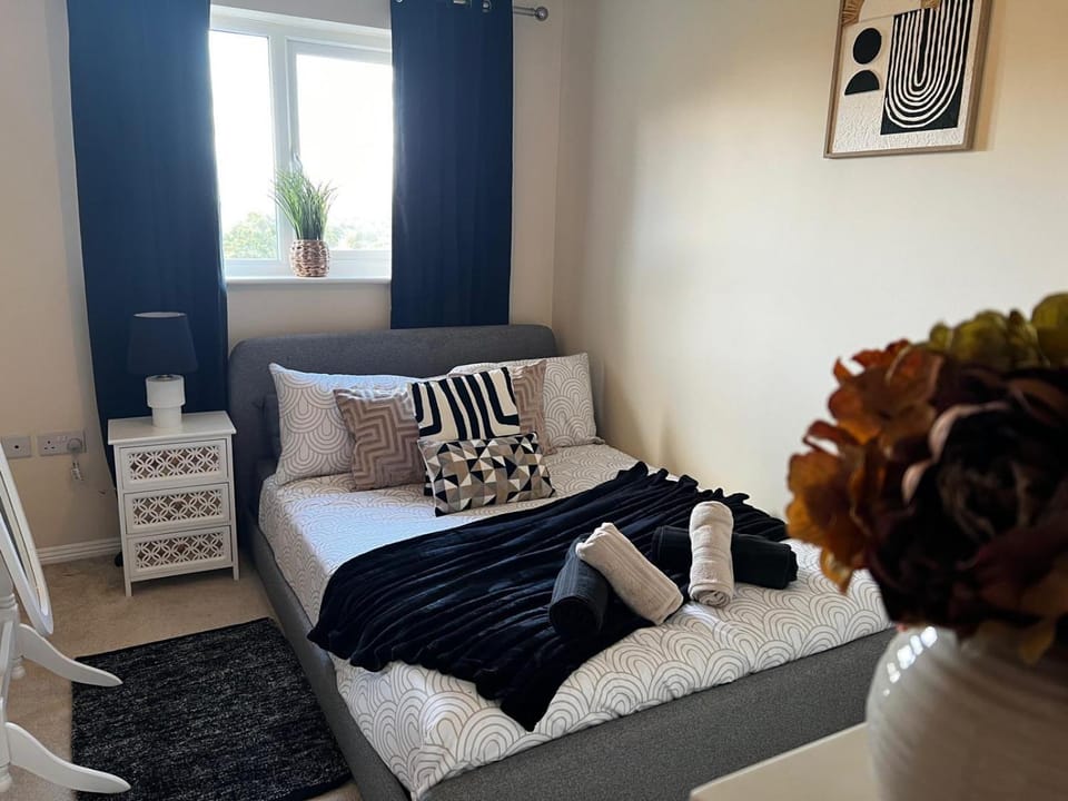 Spacious 4 Bedroom House parking wifi House in Bridgend