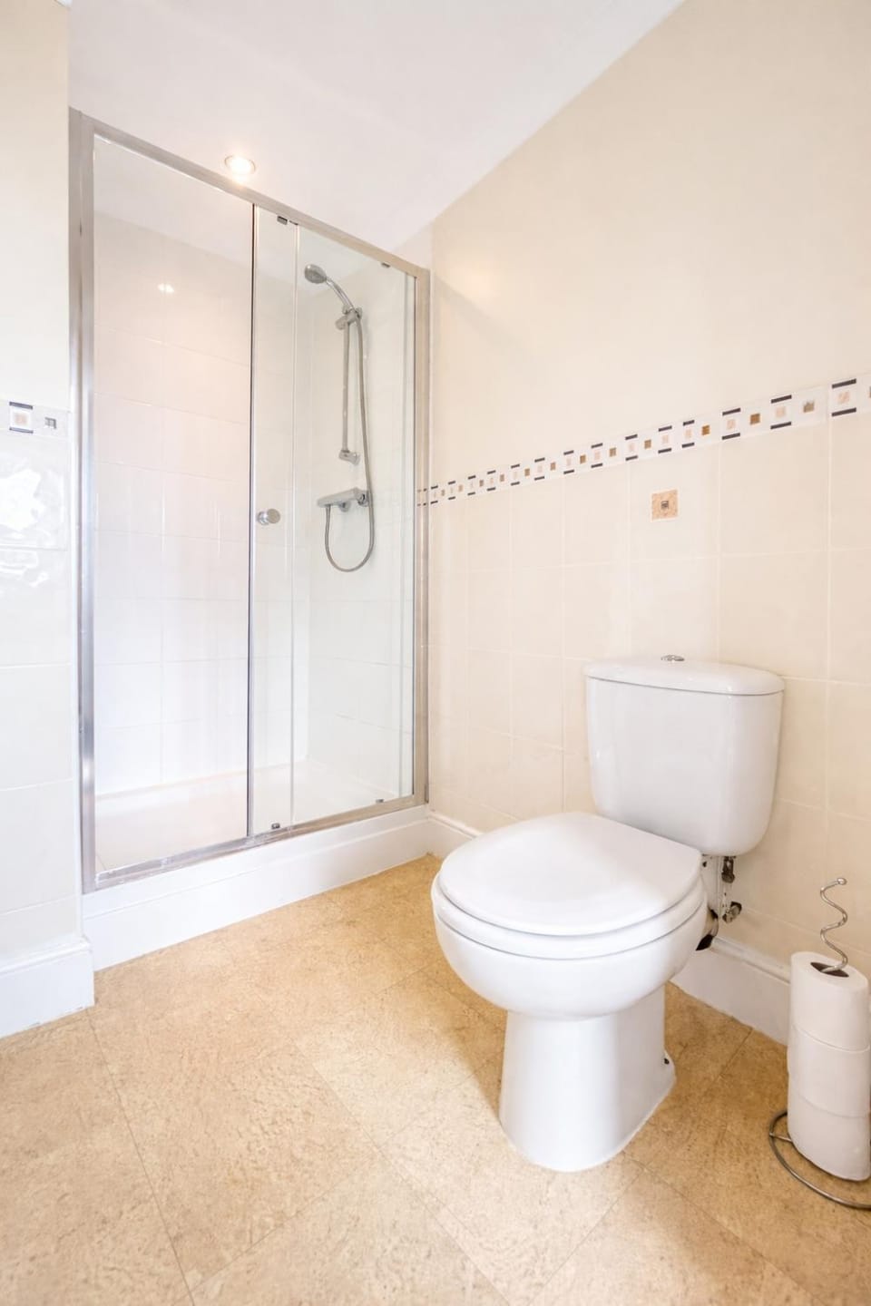 Contractor Ready Stylish 3-Bed Home with Free Parking Apartment in Aylesbury Vale