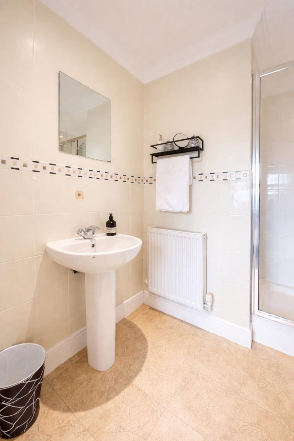 Contractor Ready Stylish 3-Bed Home with Free Parking Apartment in Aylesbury Vale