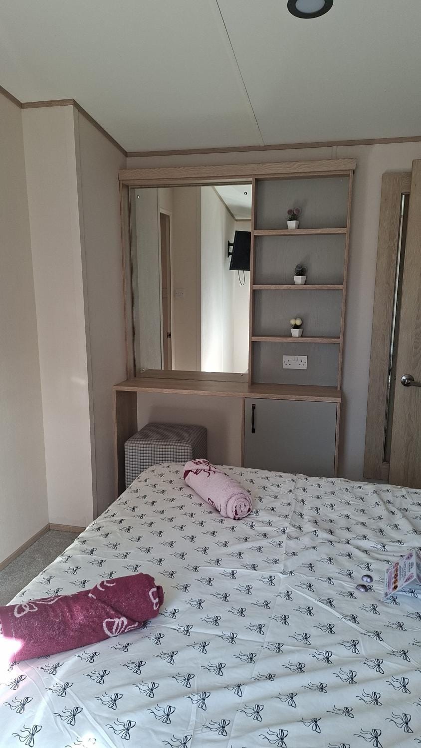 Bed, Photo of the whole room, Seating area, Bedroom, furniture, towels