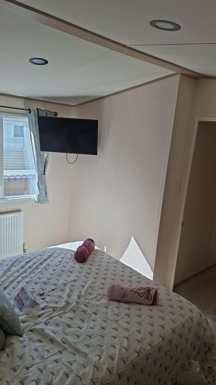 Bed, TV and multimedia, Photo of the whole room, Bedroom, towels