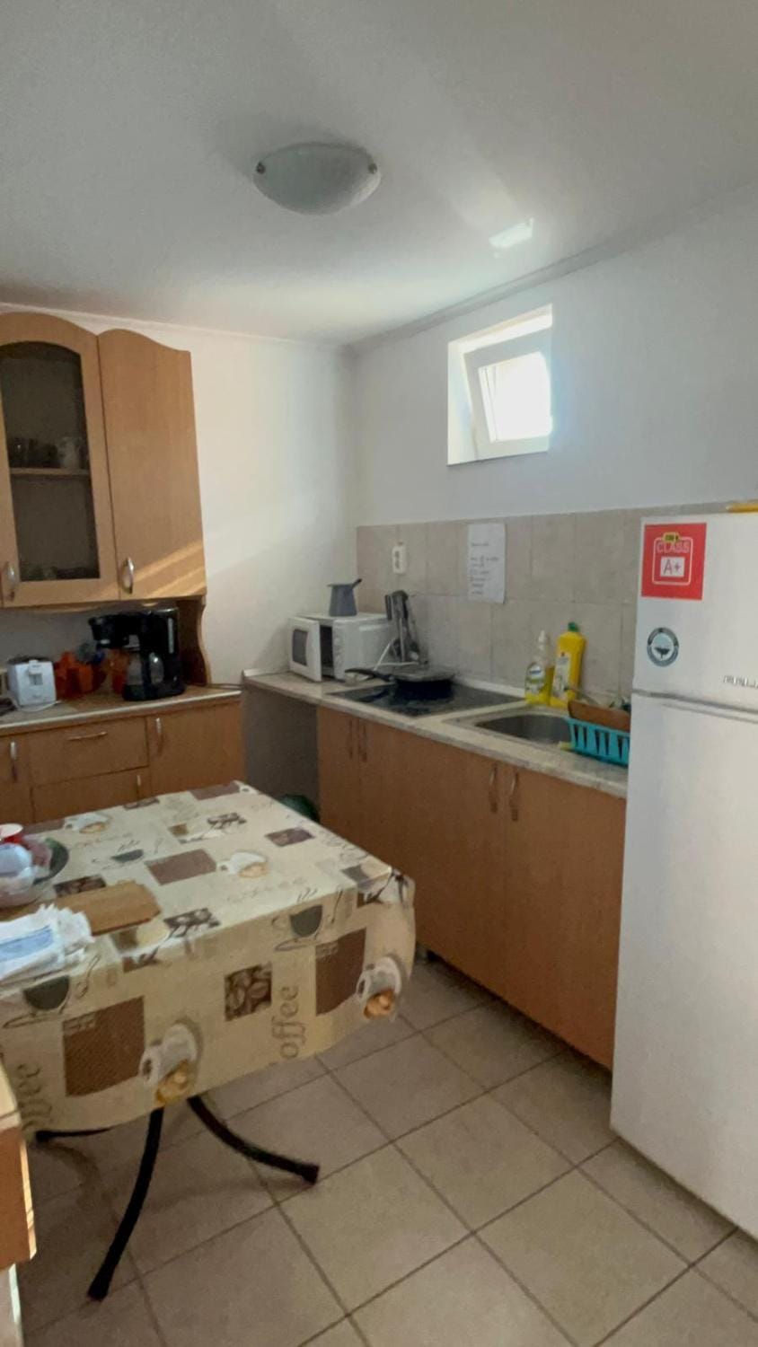 Coffee/tea facilities, Kitchen or kitchenette, Dining area, oven, stove