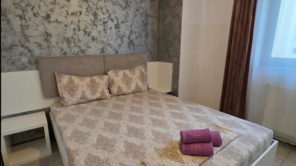 Blue Velvet Retreat near Palas Mall Apartment in Romania