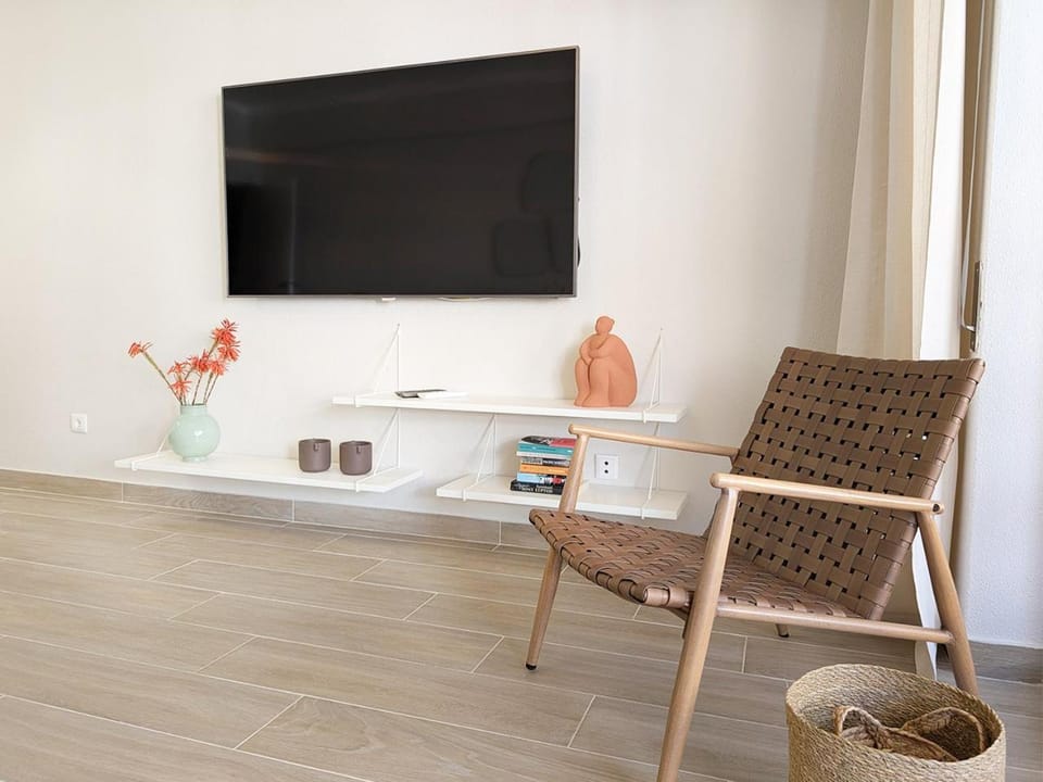 TV and multimedia, Living room, Seating area, internet