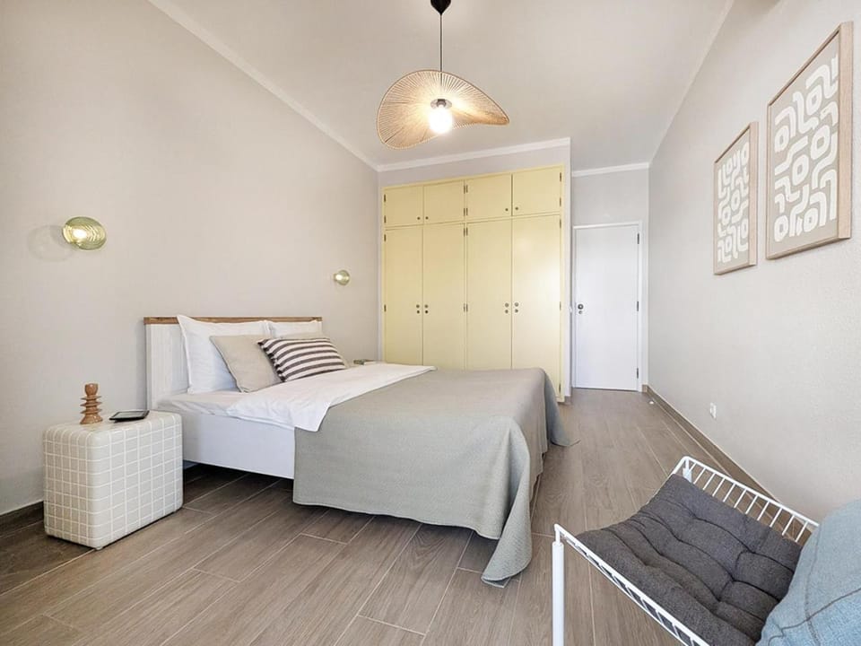 Bed, Bedroom, wardrobe, air conditioner