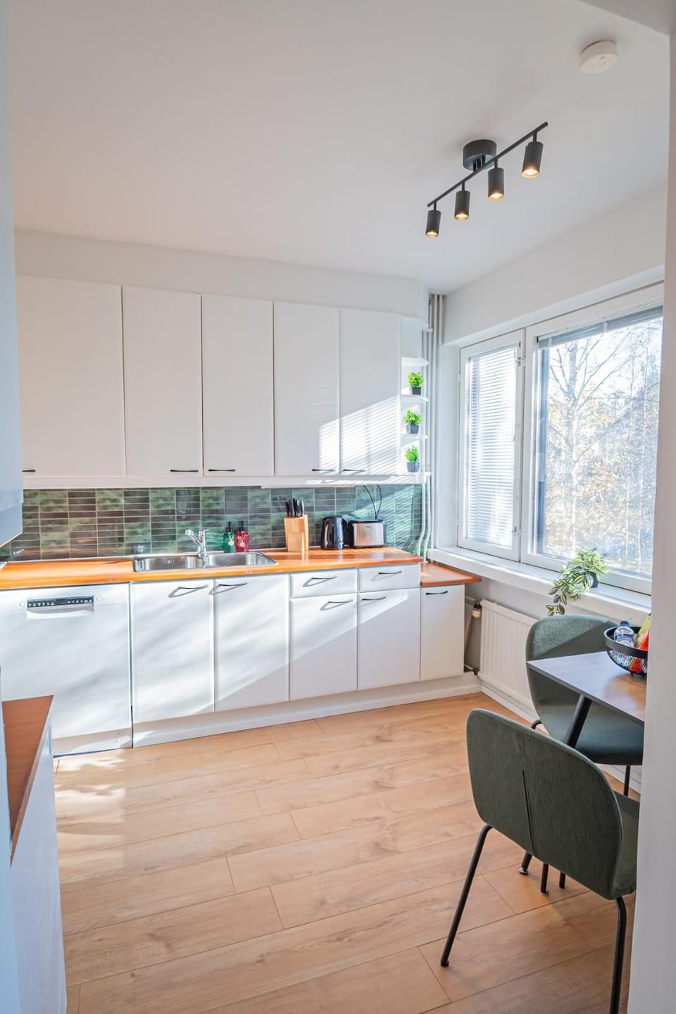 Kitchen or kitchenette, Dining area