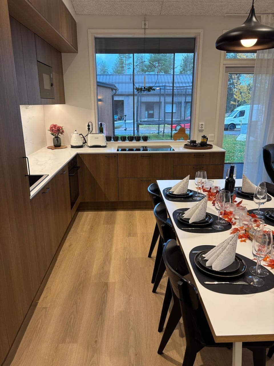 Kitchen or kitchenette, Dining area