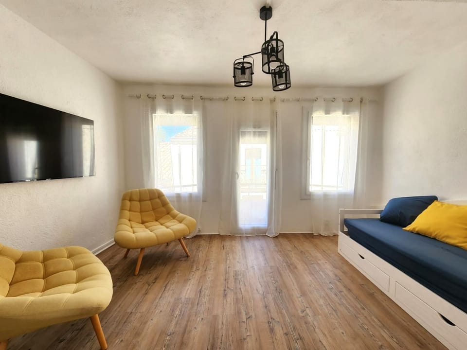 TV and multimedia, Living room, Photo of the whole room, Bedroom
