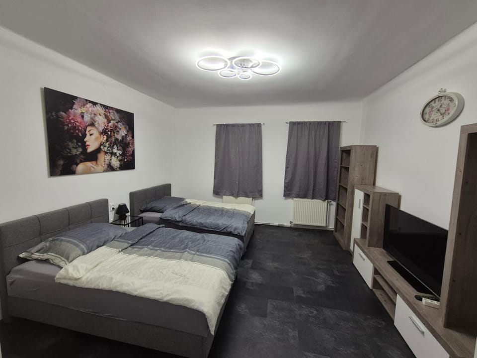 Bed, TV and multimedia, Bedroom