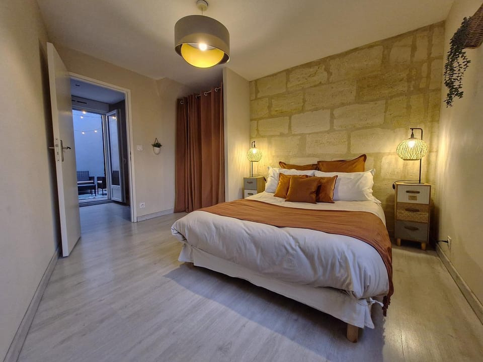 Photo of the whole room, Bedroom