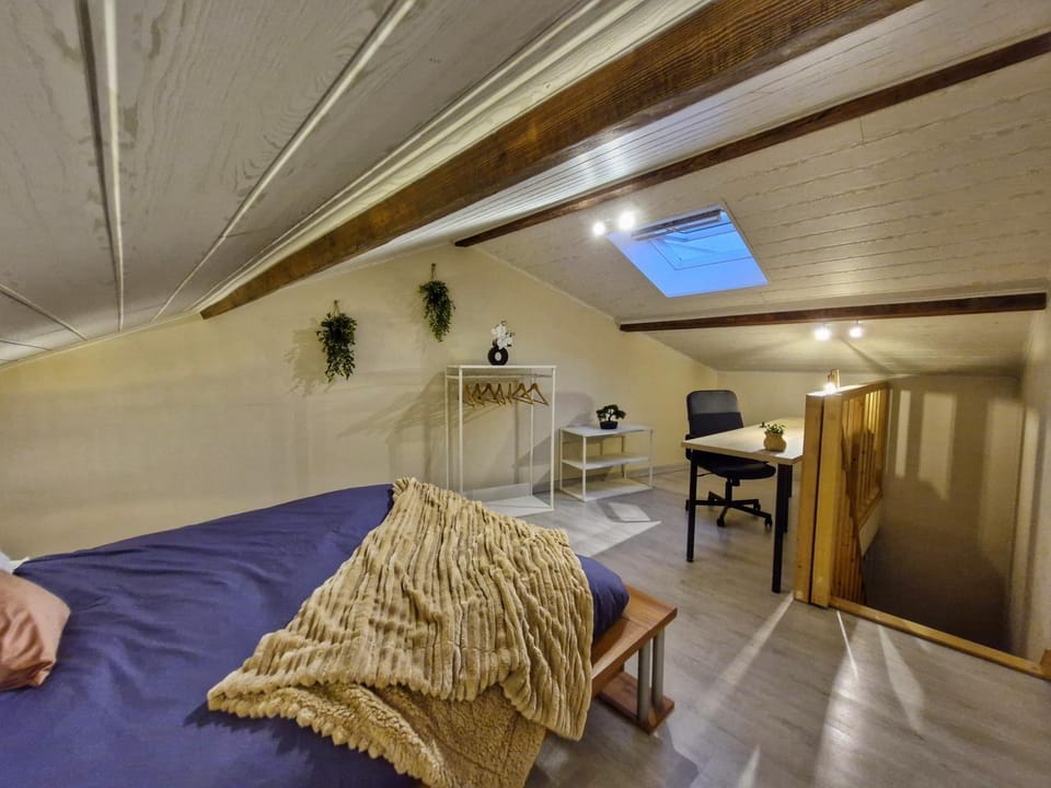 Bed, Photo of the whole room, Bedroom