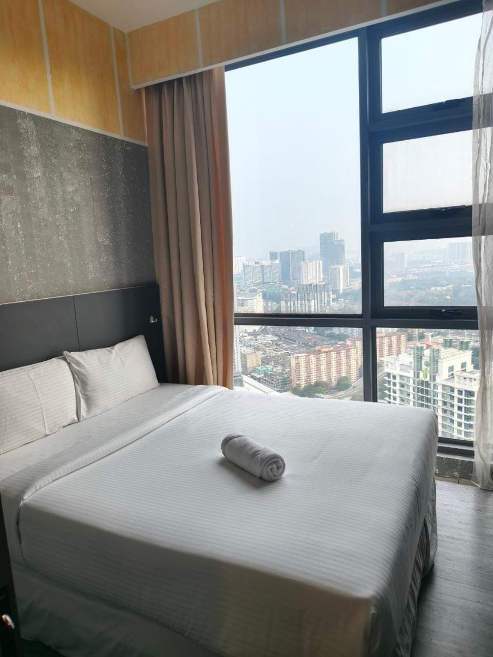 Bed, Photo of the whole room, Bedroom, City view, towels