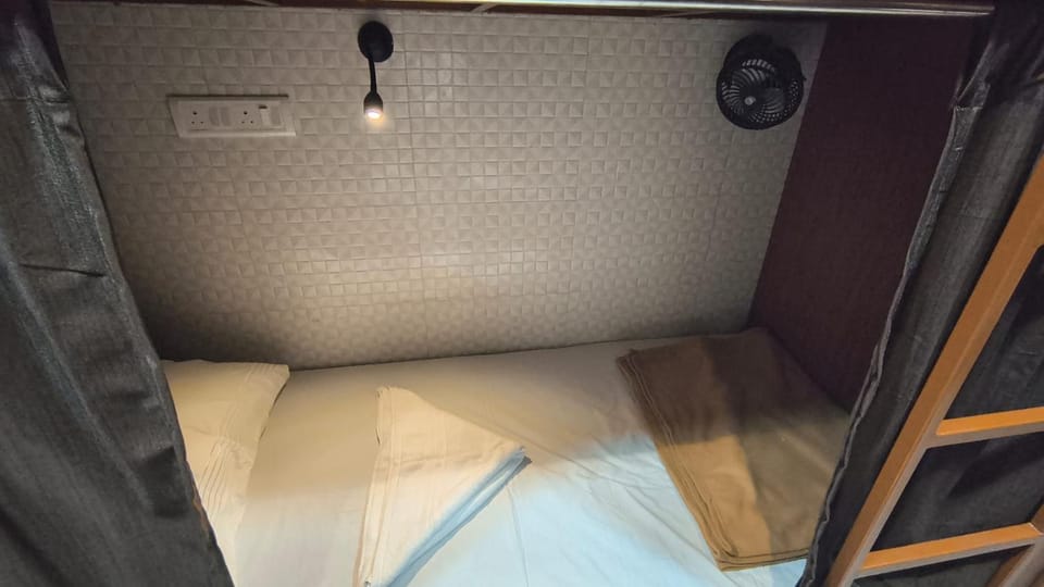 AIM HIGH DORMITORY 24 HOURS Ac Hostel in Mumbai