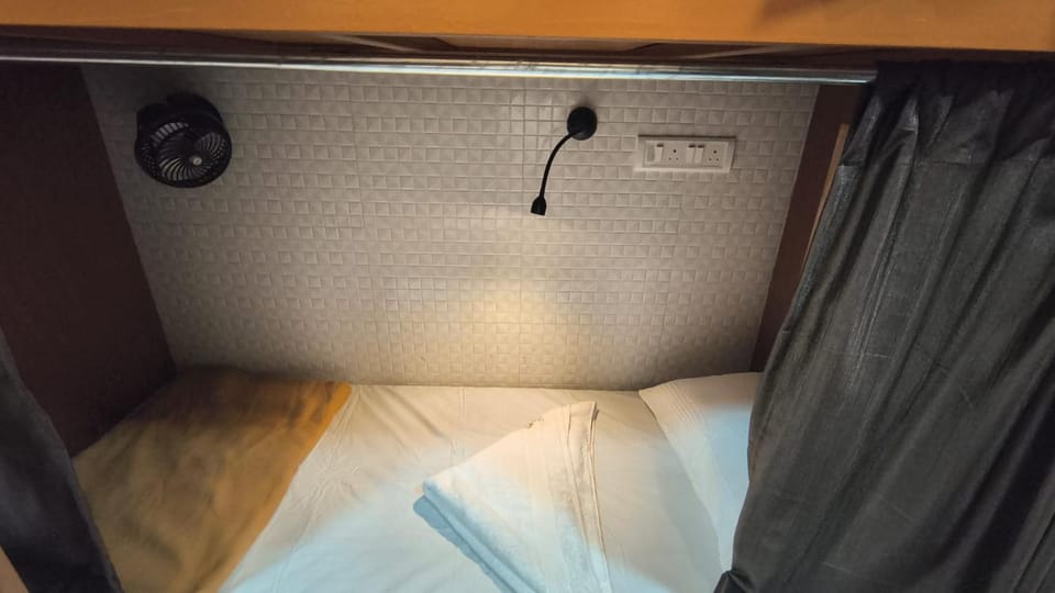 AIM HIGH DORMITORY 24 HOURS Ac Hostel in Mumbai