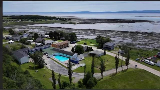 Capitaine 40 avec piscine chauffée Apartment in L'Isle-aux-Coudres