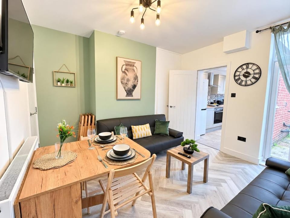 LUX LIVIN' - 5 Bed Home in Runcorn Perfect Corporate Stays House in Widnes