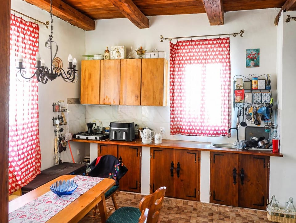 Coffee/tea facilities, Kitchen or kitchenette, pet friendly, stove
