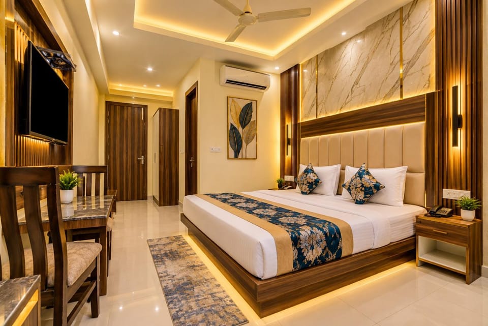 Communal lounge/ TV room, Bed, TV and multimedia, Living room, Photo of the whole room, Seating area, Evening entertainment, Bedroom, fireplace, air conditioner