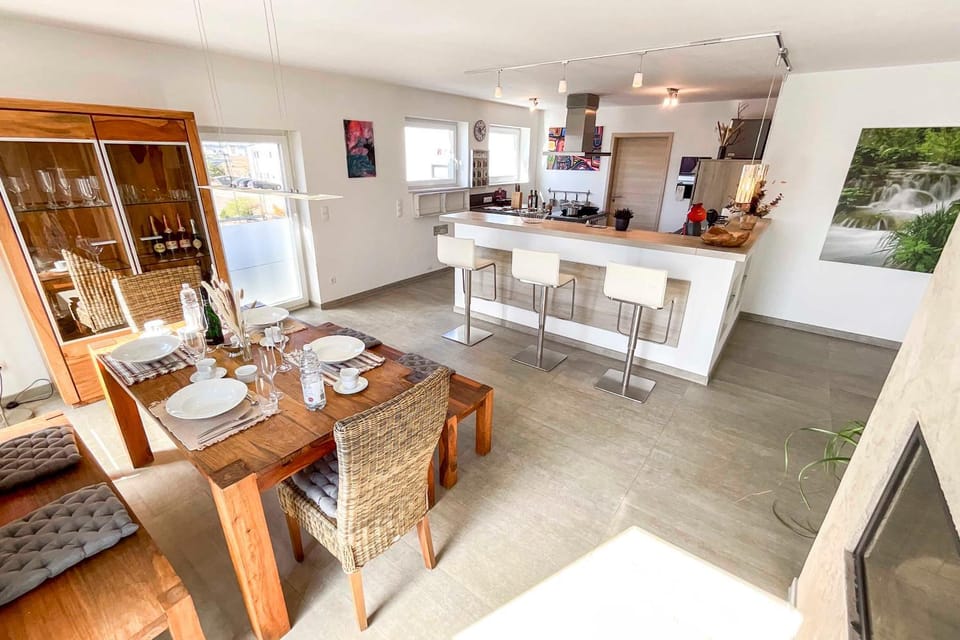 Kitchen or kitchenette, Living room, Seating area, Dining area