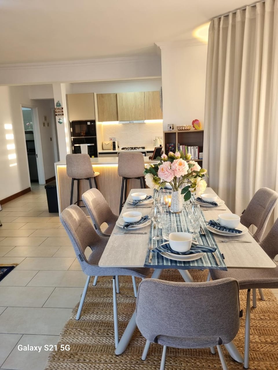 Kitchen or kitchenette, Seating area, Dining area