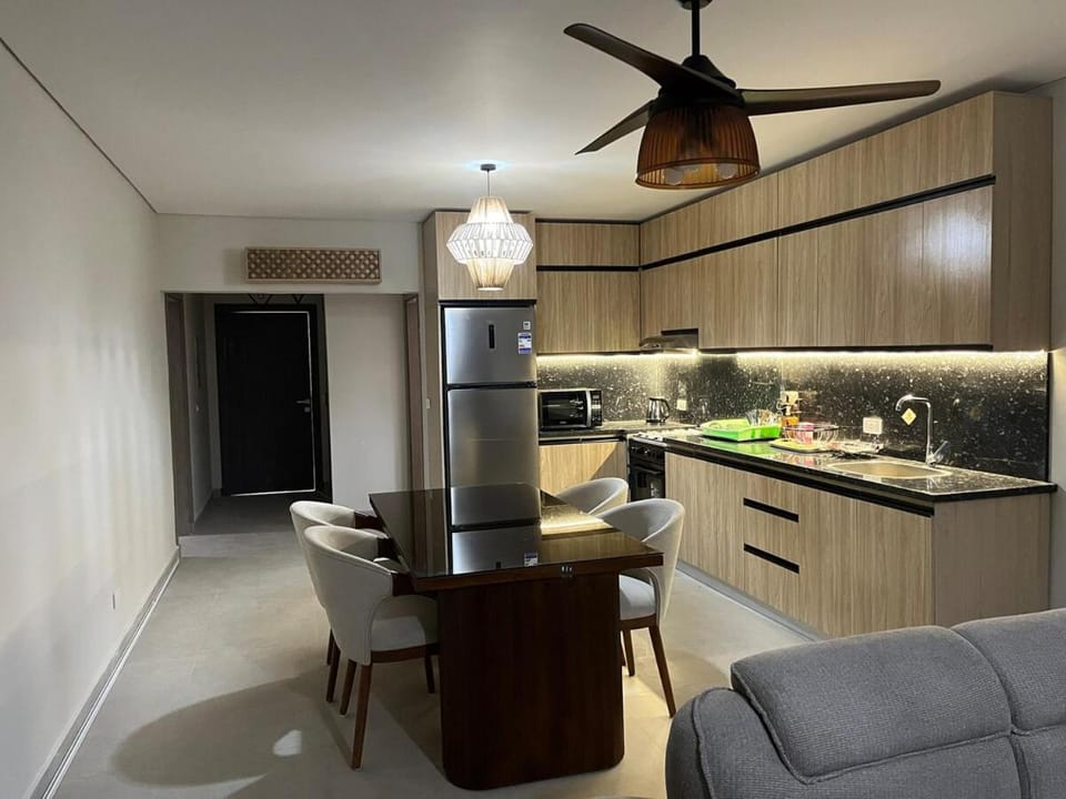 Kitchen or kitchenette, Dining area