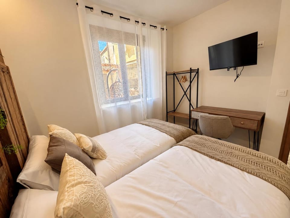 Bed, TV and multimedia, Photo of the whole room, Bedroom