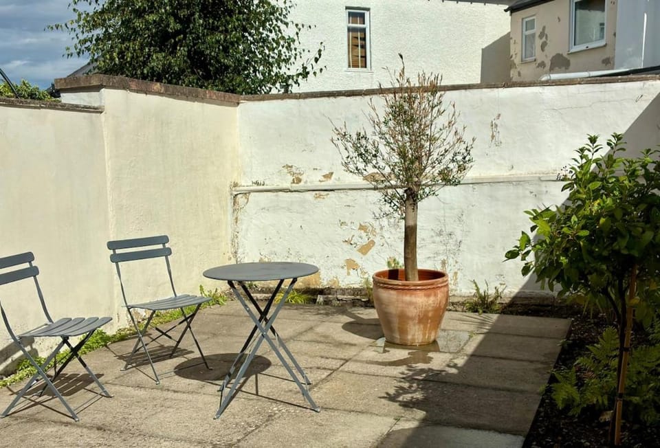 Festival Week - 2 Large Double Bed House - Sleeps 5 House in Cheltenham