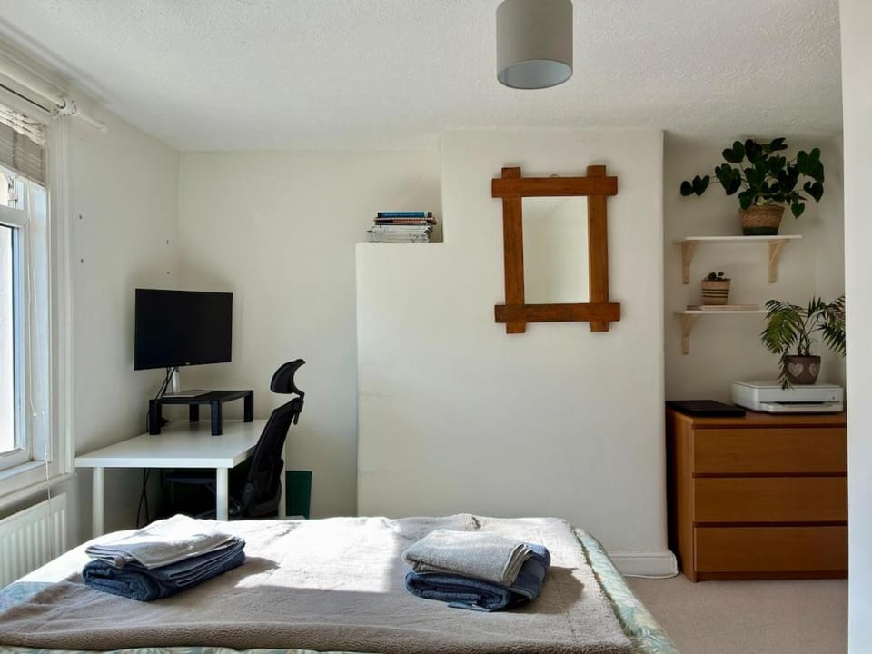 Festival Week - 2 Large Double Bed House - Sleeps 5 House in Cheltenham
