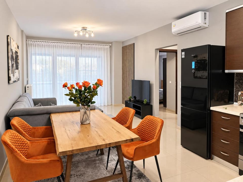 TV and multimedia, Kitchen or kitchenette, Living room, Seating area, Dining area, oven, air conditioner