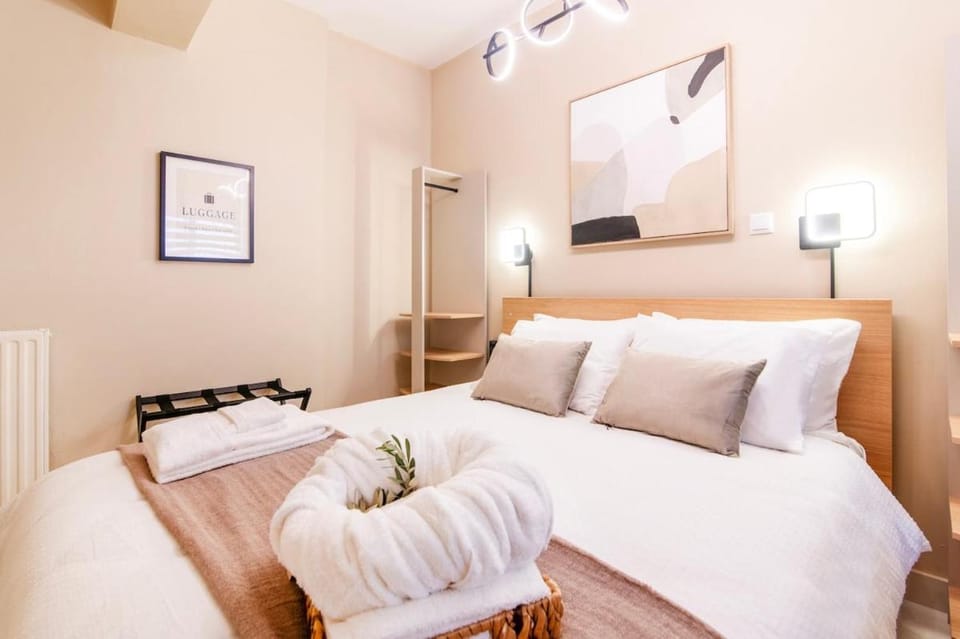 Platon's Golden Nest - Patio - Workspace - High Speed Wifi up to 500Mbps Apartment in Athens