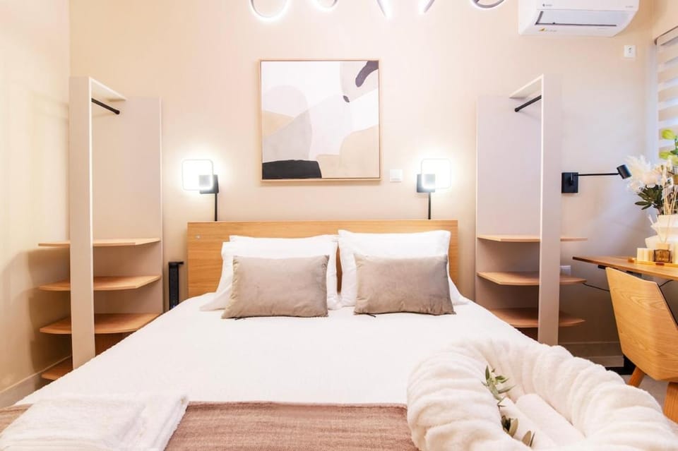 Platon's Golden Nest - Patio - Workspace - High Speed Wifi up to 500Mbps Apartment in Athens