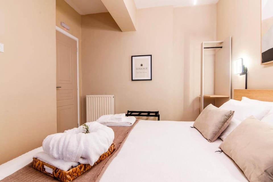 Platon's Golden Nest - Patio - Workspace - High Speed Wifi up to 500Mbps Apartment in Athens