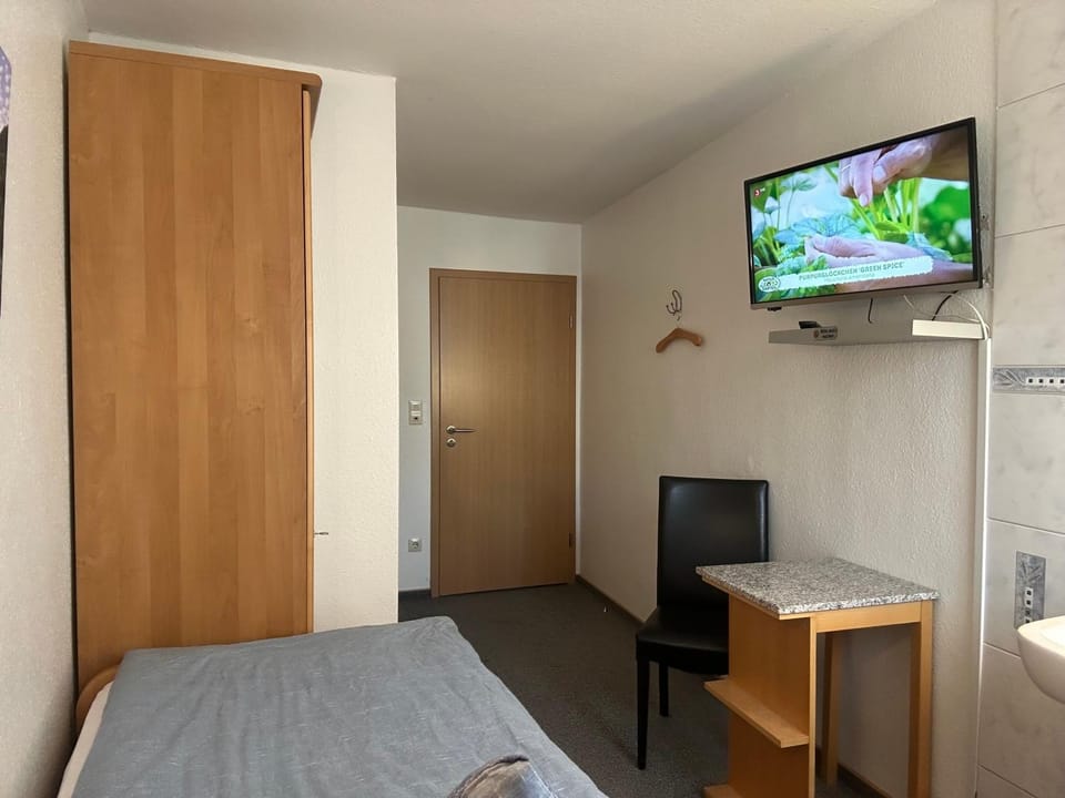 Bed, TV and multimedia, Photo of the whole room, wardrobe