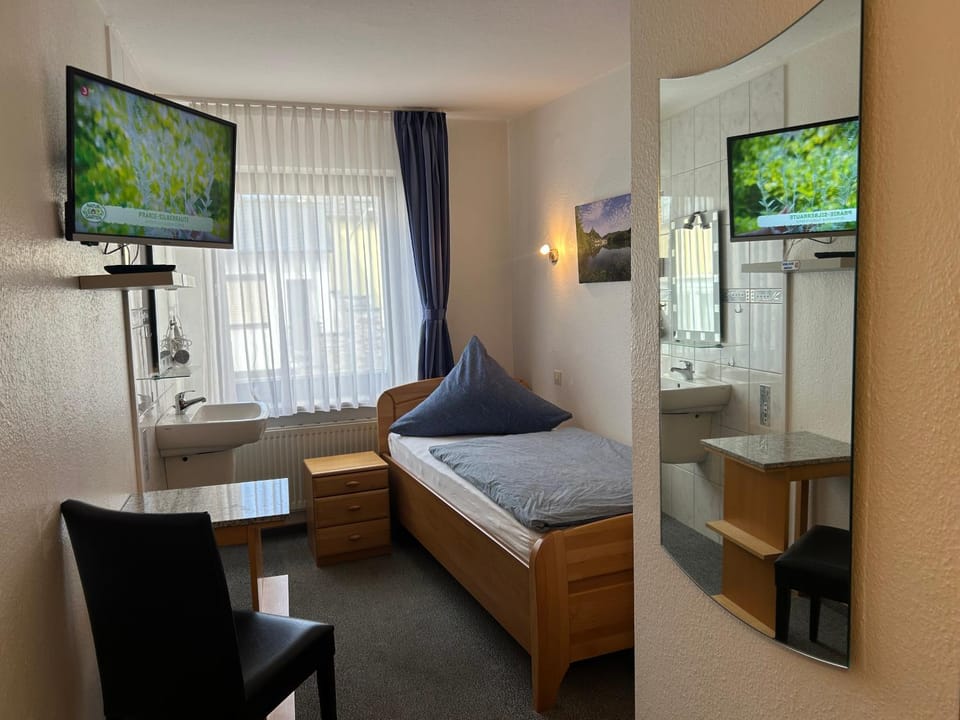 Bed, TV and multimedia, Photo of the whole room, Bedroom